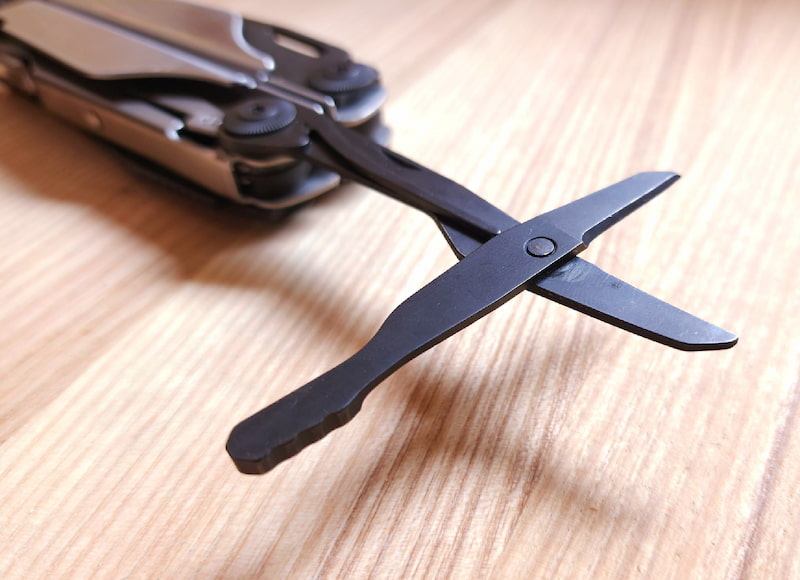 Blackened scissors in a multitool